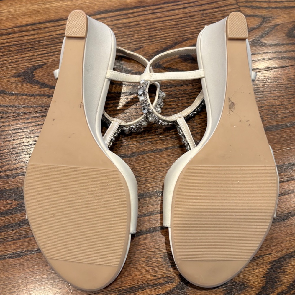 DAVID'S BRIDAL Crystal and Pearl T-Strap Sandals- PAYTON wedding/prom shoes SZ 7 - Picture 6 of 7